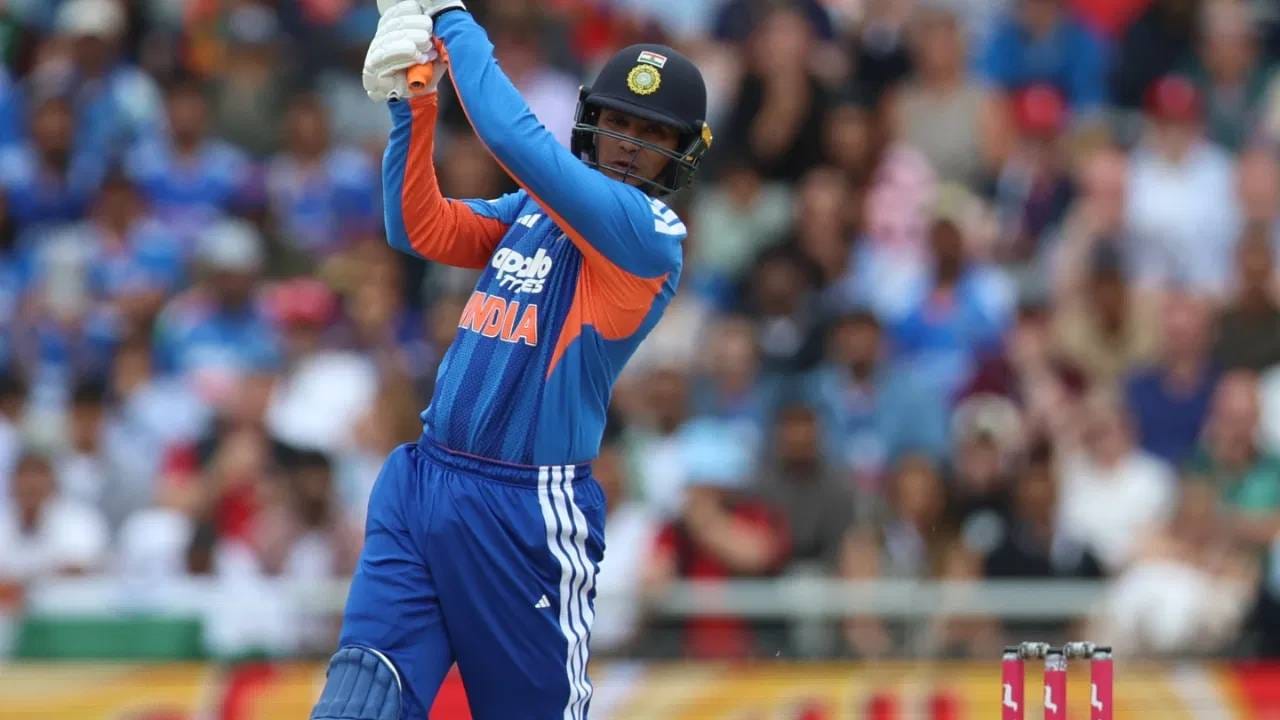 टिम इंडियाचा स्टार फलंदाज अभिषेक शर्मा इंग्लंड दौऱ्यावर असून टी20 मालिका खेळत आहे. असं असताना त्याच्या वतीने एक खटला दिल्ली हायकोर्टात सुरू आहे. आपले अधिकार सुरक्षित करण्यासाठी त्याने दिल्ली हायकोर्टात धाव घेतली आहे. (PC-GETTY IMAGES)