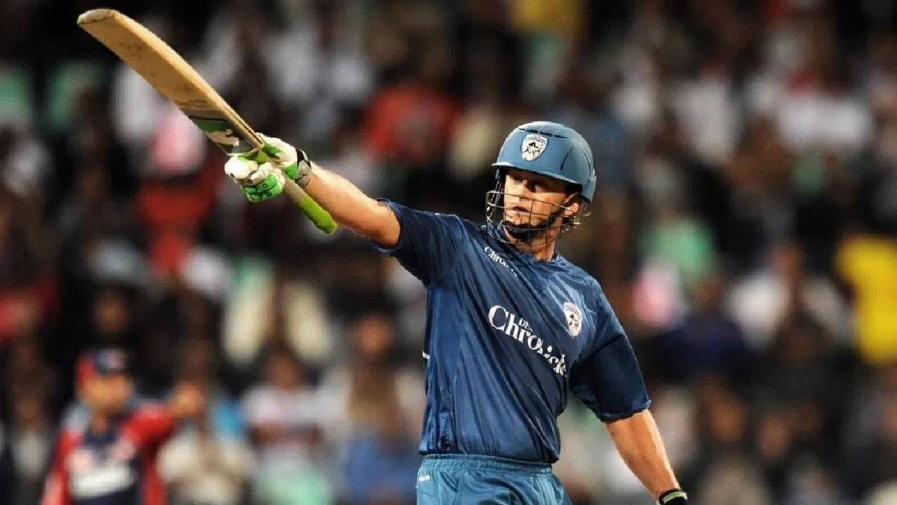 2008 च्या आयपीएल हंगामात डेक्कन चार्जर्सकडून खेळलेल्या अॅडम गिलक्रिस्टने, मुंबई इंडियन्सने दिलेल्या 155 धावांच्या लक्ष्याचा पाठलाग करताना अवघ्या 47 चेंडूंमध्ये नाबाद 109 धावा करून विश्वविक्रम प्रस्थापित केला होता. (PC: IPL)