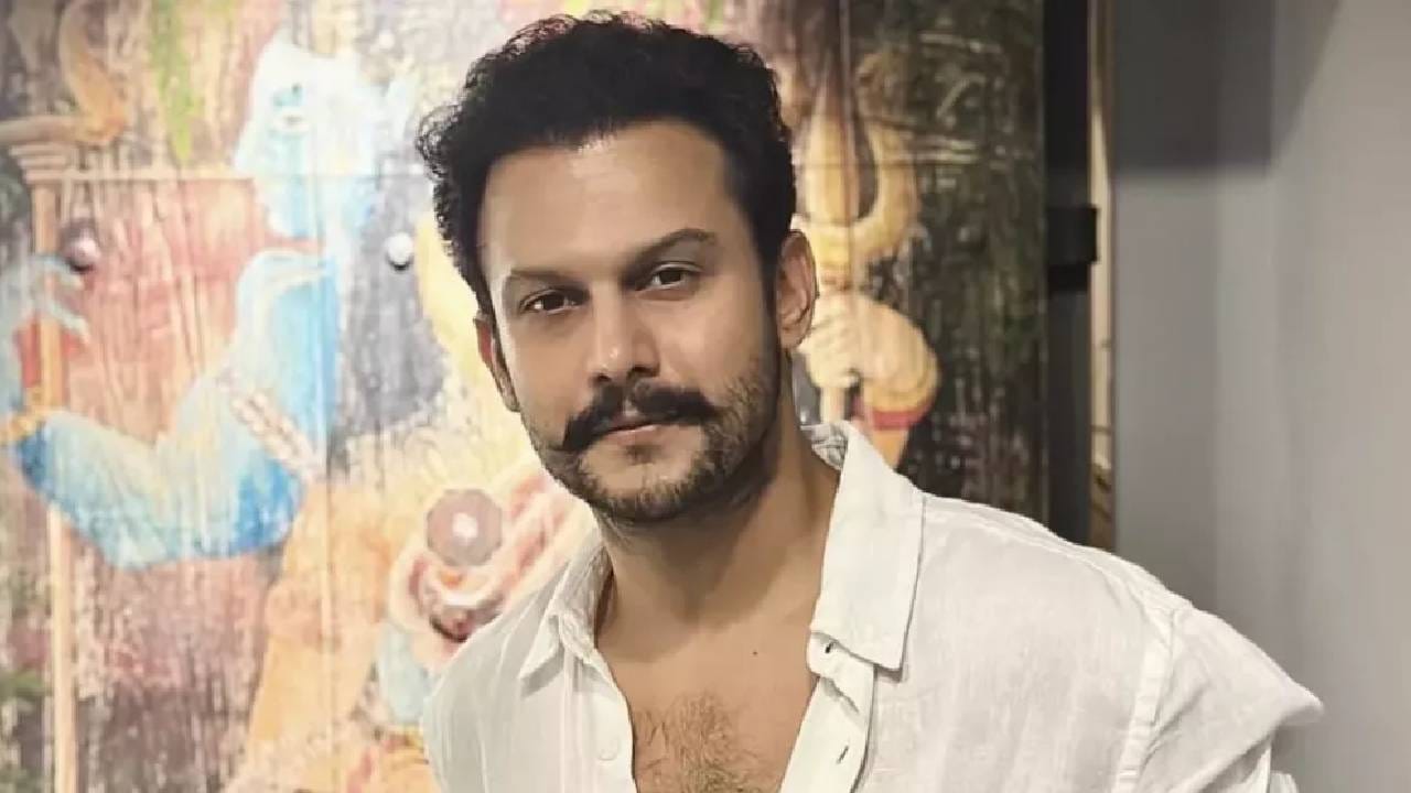 यादरम्यान आदिनाथ आणि उर्मिलाच्या संपत्तीचीही चर्चा आहे. आदिनाथ हा राष्ट्रीय पुरस्कार विजेता अभिनेता आणि दिग्दर्शक आहे. त्याने 'पाणी', '83', 'सिटी ऑफ ड्रीम्स', 'गांधी', 'द रॉयल्स', 'सिस्टम' यांसारख्या प्रोजेक्टमध्ये काम केलंय. महेश कोठारे वडील असतानाही इंडस्ट्रीत त्याने स्वत:ची वेगळी ओळख निर्माण केली आहे. 'एशियानेट न्यूज'ने दिलेल्या वृत्तानुसार, आदिनाथकडे 26 कोटी रुपयांची संपत्ती आहे. 
