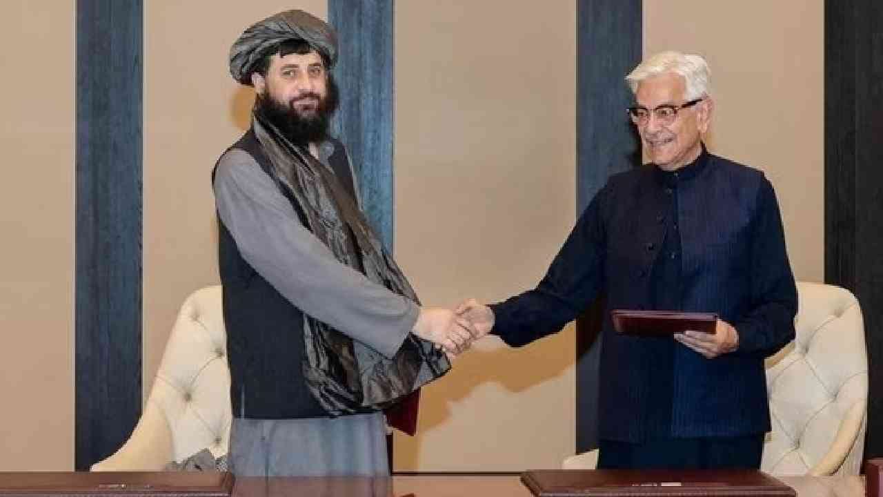 Afganistan vs Pakistan : अफगाणिस्तान-पाकिस्तानमधील दुश्मनी भारतीय शेतकऱ्यांच्या पथ्यावर, बिझनेसमध्ये होणार मोठा फायदा Afganistan vs Pakistan : अफगाणिस्तान-पाकिस्तानमधील दुश्मनी भारतीय शेतकऱ्यांच्या पथ्यावर, बिझनेसमध्ये होणार मोठा फायदा