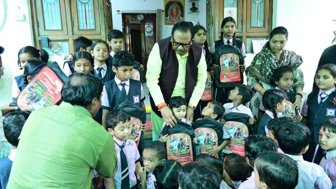राष्ट्रवादीचे नेते धर्मरावबाबा आत्राम यांच्याकडून गडचिरोली जिल्ह्यातील अहेरी परिसरात आदिवासी विद्यार्थ्यांना स्कुल बॅगचं वितरण करण्यात आलं. 