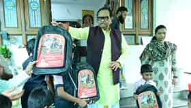 स्कुल बॅगवर CM फडणवीस आणि दिवंगत अजित दादा यांचे फोटो.