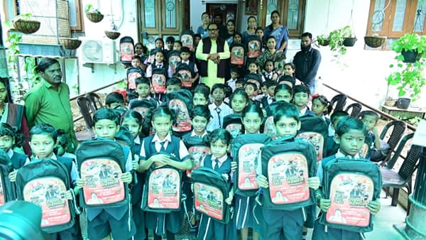 विद्यार्थ्यांच्या स्कुल बॅगवर मुख्यमंत्री देवेंद्र फडणवीस आणि राष्ट्रवादीचे दिवंगत अजित दादा यांचे एकत्र फोटो पहायला मिळाले.
