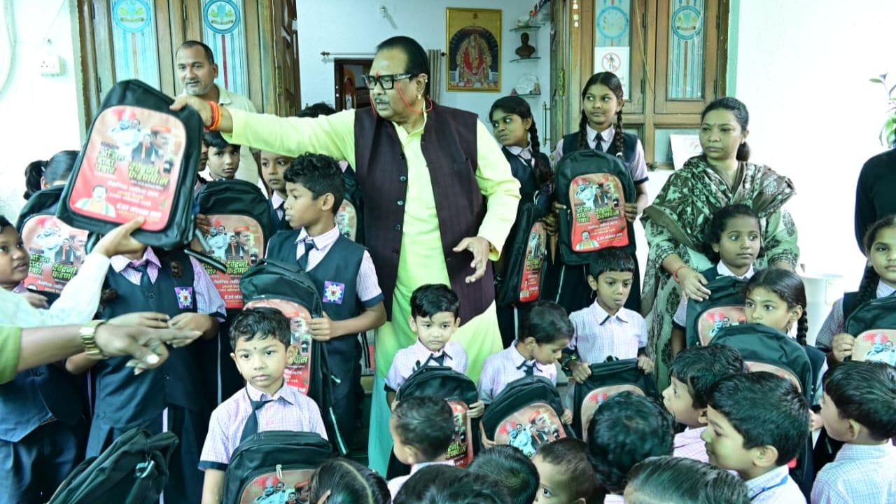 मुख्यमंत्र्यांच्या वाढदिवसानिमित्त देवेंद्र फडणवीस आणि दिवंगत अजीत दादा यांचे फोटो असलेल्या स्कुल बॅगचं वितरण करण्यात आलं. 
