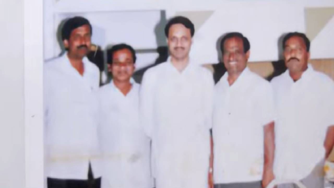 अजित पवार यांच्याविषयी बोलताना मुख्यमंत्री देवेंद्र फडणवीस म्हणाले, 'लाडके उपमुख्यमंत्री स्वर्गीय अजितदादा पवार यांची उद्या जयंती आहे. या निमित्ताने अतिशय सुंदर असं चित्रप्रदर्शन आयोजित करण्यात आलेल आहे ज्यात दादांच जीवन पाहायला मिळतोय. त्यांची कारकीर्द या निमित्ताने पाहायला मिळतेय. दादांचा उमदा स्वभाव, त्यांच हास्य त्यांची कठोरता हे सगळं यानिमित्ताने पाहायला मिळत आहे. इतक सुंदर चित्रप्रदर्शन आयोजित करणाऱ्यांच अभिनंदन. शक्यता आहे की उद्याच दादांच्या जयंतीच औचित्य साधून कर्जमाफीच्या पात्र शेतकऱ्यांची पहिली यादी जाहीर करण्याचा प्रयत्न करत आहोत.'