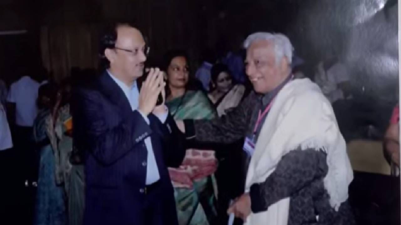 मुंबईतील महिलाविकास मंडळात दादांच्या दुर्मिळ छायाचित्रांचे प्रदर्शन ठेवण्यात आले आहे.