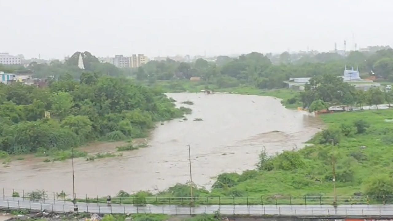 अकोला शहरातील मोर्णा नदीच्या पातळीत वाढ. गेल्या 24 तासात झालेल्या पावसामुळे जिल्ह्यातील सर्व नद्यांना पुरस्थिती. अकोला शहराच्या मध्यभागी असलेल्या मोर्णा देखील पूर आलाय.. या नदीवर असलेला 'राजेश्वर सेतू पूल' वाहतुकीसाठी बंद करण्यात आलाय.