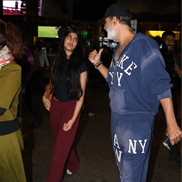 अभिनेता अक्षय कुमार त्याच्या खासगी आयुष्यामध्ये एका परफेक्ट फॅमिली मॅन आहे. व्यस्त वेळापत्रकातून वेळ वाढत अभिनेता कायम कुटुंबाला वेळ देत असतो... आता देखील अभिनेत्याचे कुटुंबासोबत काही फोटो व्हायरल होत आहेत.