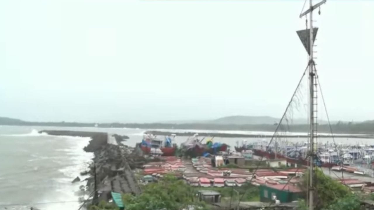 Alert : 3 नंबरचा बावटा जारी, समुद्रकिनाऱ्यावर वादळी वारे, मोठी भरती, खोल समुद्रात.. Alert : 3 नंबरचा बावटा जारी, समुद्रकिनाऱ्यावर वादळी वारे, मोठी भरती, खोल समुद्रात..