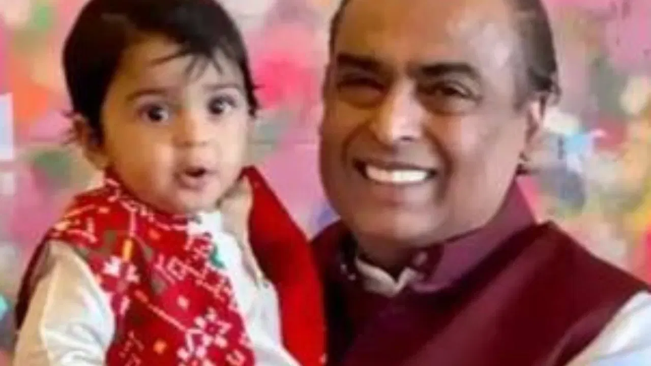 मुकेश अंबानींचा नातू पृथ्वी अंबानी कोणत्याही सामान्य शाळेत नव्हे तर उच्चस्तरीय आणि आंतरराष्ट्रीय दर्जाच्या शाळेत शिकतो. पृथ्वी अंबानीहा मुकेश अंबानी आणि नीता अंबानी यांचा मोठा नातू आणि आकाश अंबानी-श्लोका अंबानी यांचा मोठा पुत्र आहेत.