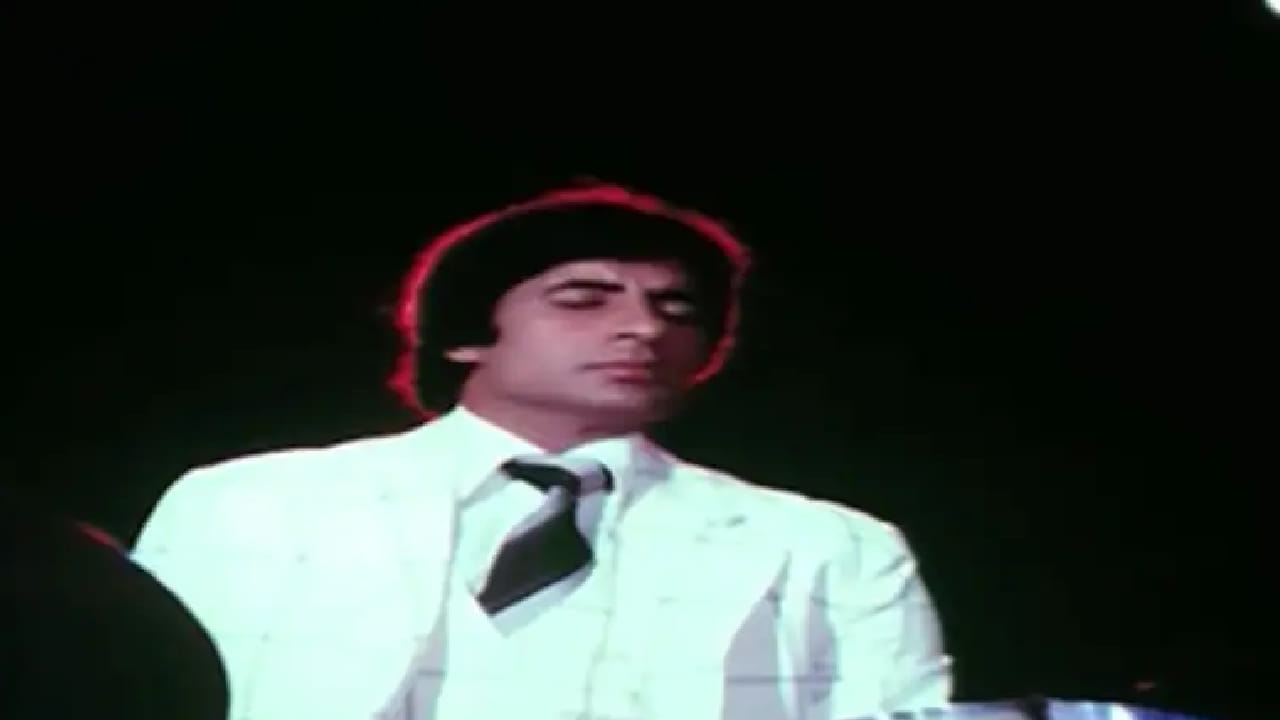 गाणं असावं तर असं, जे एकदा ऐकलं तरी दिवसभर गुणगुणतात लोक, 45 वर्षांपासून प्रचंड लोकप्रिय गाणं असावं तर असं, जे एकदा ऐकलं तरी दिवसभर गुणगुणतात लोक, 45 वर्षांपासून प्रचंड लोकप्रिय