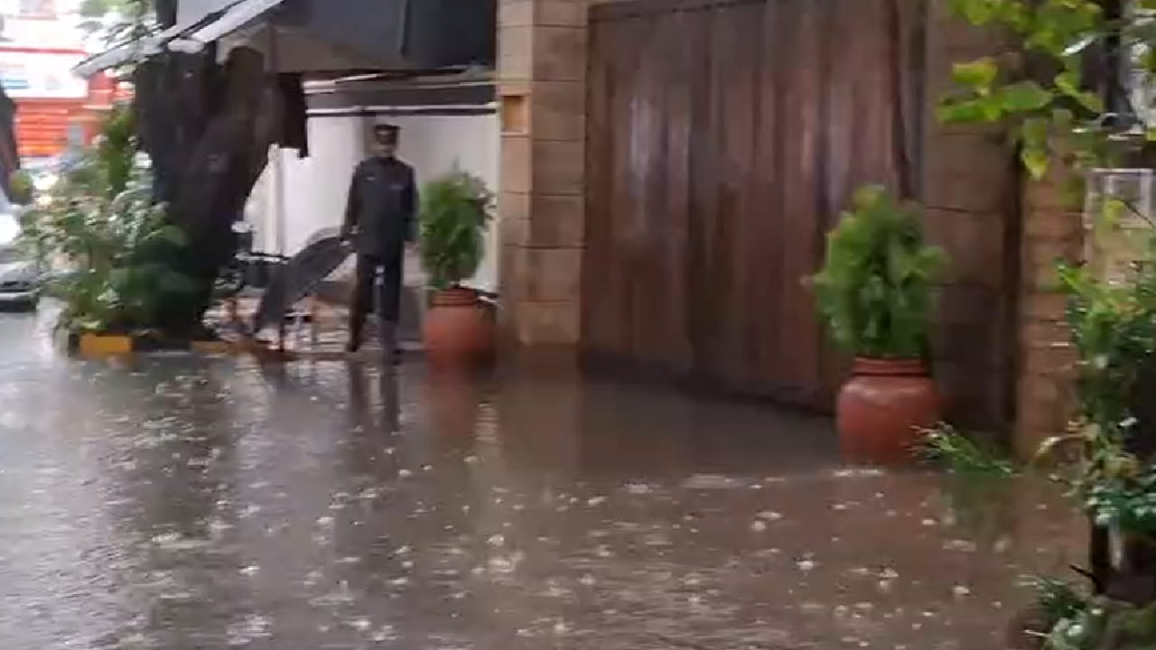 विशेष म्हणजे, मुंबईतील सर्वात प्रतिष्ठित आणि पॉश मानल्या जाणाऱ्या जुहू परिसरातही पावसाचे पाणी साचल्याचे चित्र पाहायला मिळाले. मिळालेल्या माहितीनुसार, ज्येष्ठ अभिनेते अमिताभ बच्चन यांच्या प्रसिद्ध 'जलसा' बंगल्याबाहेरील रस्त्यावर मुसळधार पावसानंतर मोठ्या प्रमाणात पाणी साचले. 