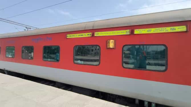 गाडी नंबर 11058... 1660 किमीचा प्रवास, मुंबईत येताच डब्यात सापडले मानवी पाय, प्रचंड खळबळ; 10 दिवसानंतरही...
