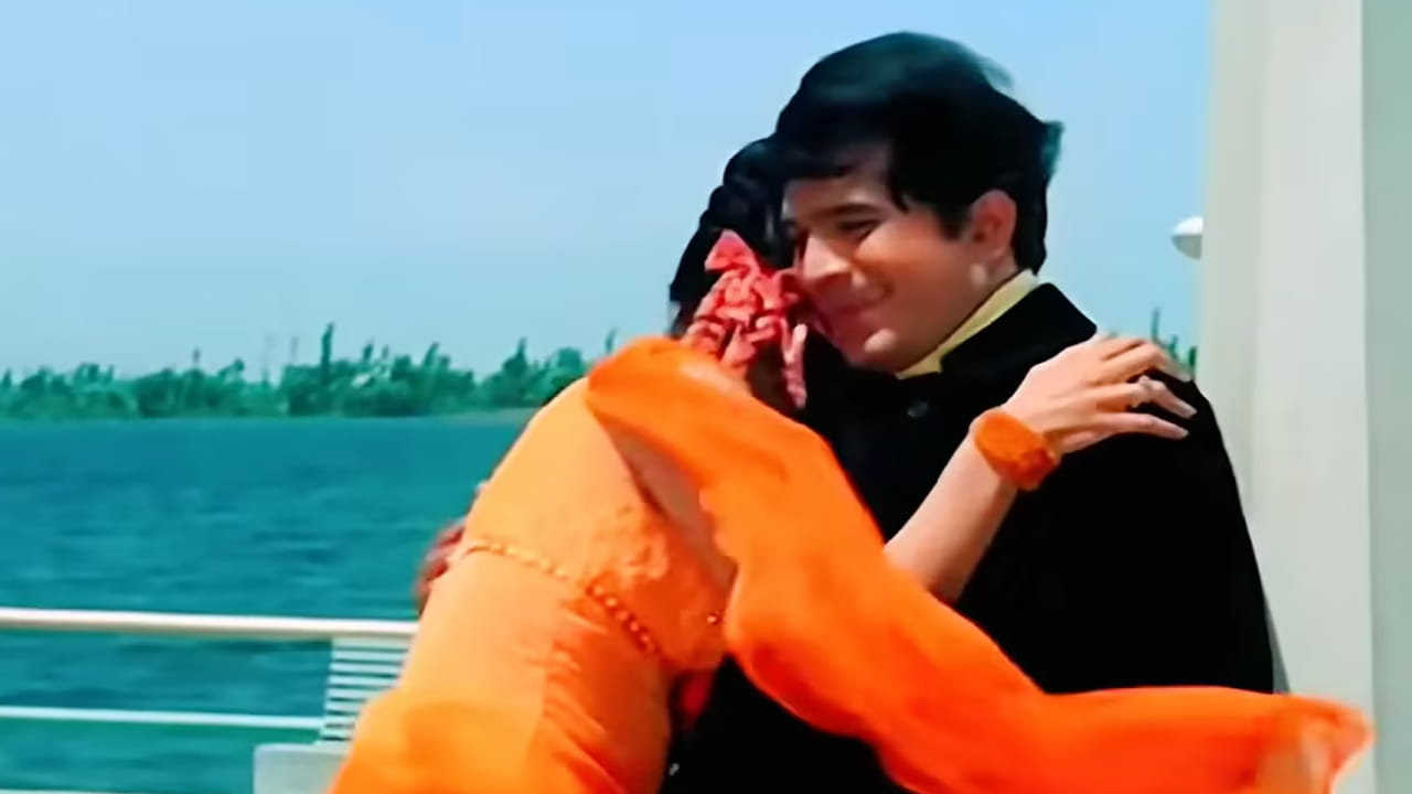 बॉलिवूडमध्ये अनेक अशी गाणी आहेत, जी काळाच्या ओघातही लोकप्रियतेच्या शिखरावर कायम राहिली आहेत. त्यापैकीच एक म्हणजे 1971 मध्ये प्रदर्शित झालेल्या 'आन मिलो सजना' या चित्रपटातील 'अच्छा तो हम चलते हैं' हे सदाबहार गाणे. आजही हे गाणे तितक्याच आवडीने ऐकले जाते.