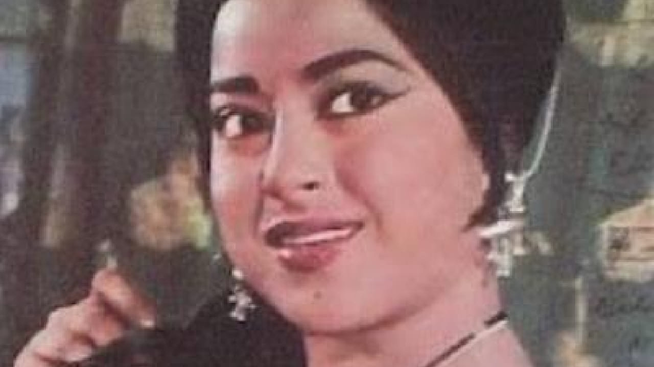 अशाच अभिनेत्रींपैकी एक म्हणजे अनिता गुहा. 'जय संतोषी माँ' या चित्रपटातील संतोषी मातेच्या भूमिकेमुळे त्या घराघरात पोहोचल्या. इतकेच नाही तर अनेकांनी त्यांना प्रत्यक्ष देवीचे स्वरूप मानून त्यांच्या फोटोचीही पूजा केली. मात्र पडद्यावर देवतेची भूमिका साकारणाऱ्या या अभिनेत्रीचे वैयक्तिक आयुष्य मात्र अनेक दुःखांनी व्यापलेले होते.