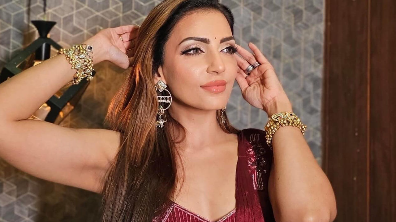 'बिग बॉस' फेम अर्शी खान यांच्या पॉडकास्टमध्ये नवीना बोले पाहुणी म्हणून सहभागी झाली होती. यावेळी तिने आपल्या अभिनय कारकिर्दीबरोबरच ऑनस्क्रीन रोमँटिक आणि बोल्ड सीनबाबत खुलेपणाने संवाद साधला.