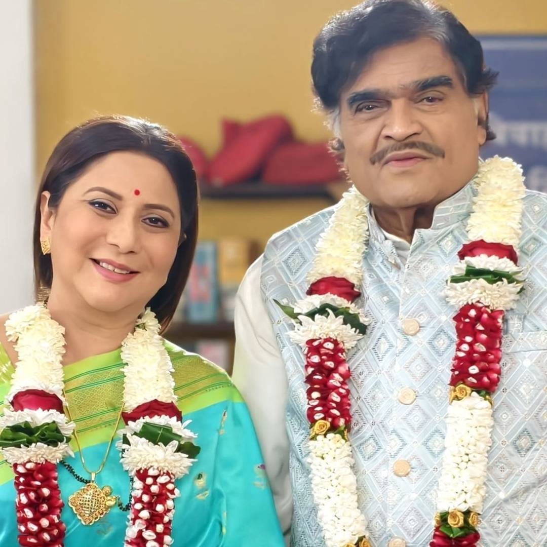 अशोक सराफ आणि निवेदिता सराफ यांनी 27 जून 1989 रोजी गोव्यातील मंगेशीच्या देवळात लग्न केलं होतं. त्यांच्या लग्नाला 37 वर्षे पूर्ण झाली आहेत. सचिन पिळगांवकर, मच्छिंद्र कांबळी, गिरीश घाणेकर, लक्ष्मीकांत बेर्डे आणि त्यांच्या पहिल्या पत्नी रुही, अजय सरपोतदार, वर्षा उसगांवकर यांचे आईवडील हे सर्वजण या लग्नाला उपस्थित होते. 
