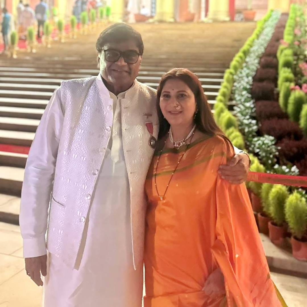 दिग्गज अभिनेते अशोक सराफ आणि निवेदिता सराफ यांची जोडी कलाविश्वातील 'एव्हरग्रीन जोडी' मानली जाते. या दोघांच्या लग्नाला 37 वर्षे पूर्ण झाली असून लग्नाच्या वाढदिवसानिमित्त त्यांनी पुन्हा एकदा एकमेकांच्या गळ्यात वरमाळा घातल्या आहेत. या सुंदर क्षणांचे फोटो निवेदिता सराफ यांनी इन्स्टाग्रामवर पोस्ट केले आहेत.