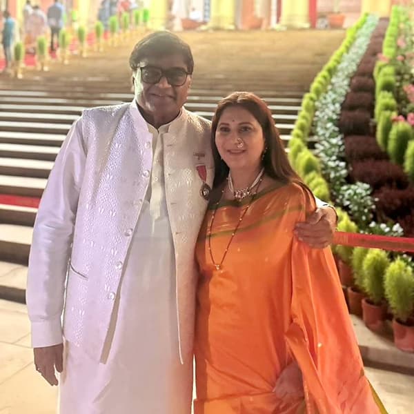 दिग्गज अभिनेते अशोक सराफ आणि निवेदिता सराफ यांची जोडी कलाविश्वातील 'एव्हरग्रीन जोडी' मानली जाते. या दोघांच्या लग्नाला 37 वर्षे पूर्ण झाली असून लग्नाच्या वाढदिवसानिमित्त त्यांनी पुन्हा एकदा एकमेकांच्या गळ्यात वरमाळा घातल्या आहेत. या सुंदर क्षणांचे फोटो निवेदिता सराफ यांनी इन्स्टाग्रामवर पोस्ट केले आहेत.
