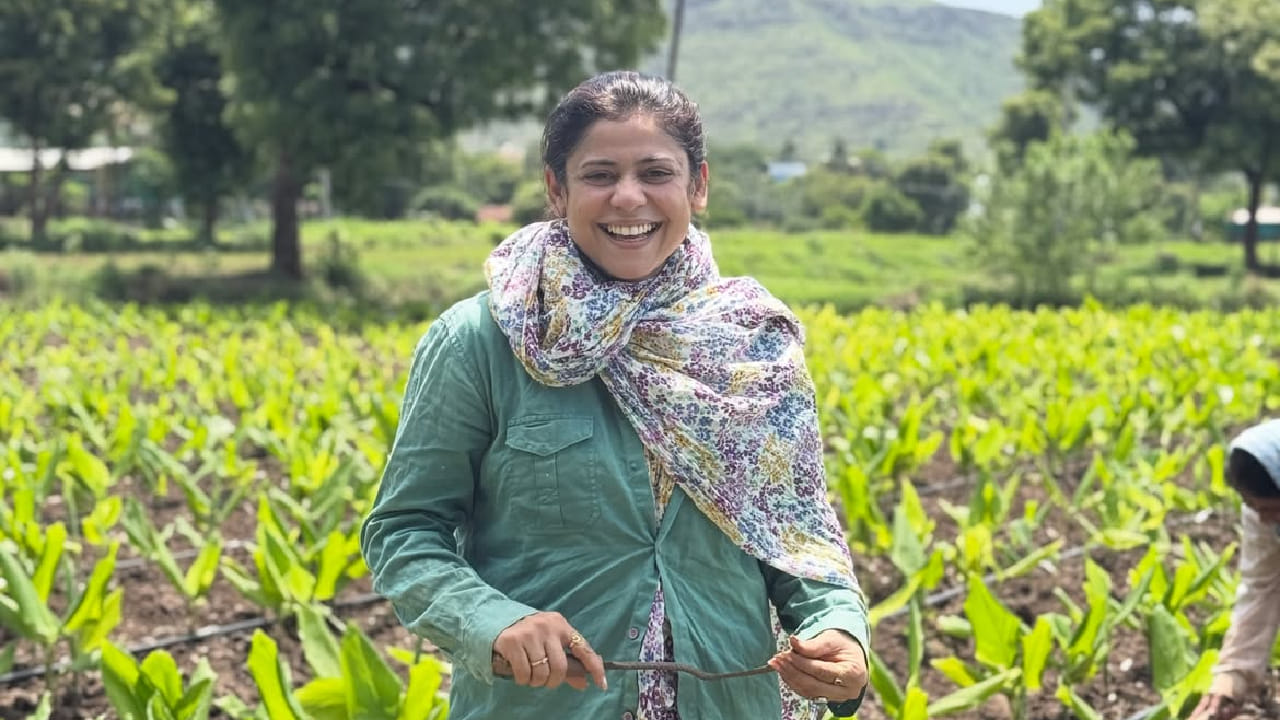 अभिनय क्षेत्रात यश मिळवूनही आपल्या मातीशी आणि शेतीशी असलेले नाते जपणारी अश्विनी महागंडे चाहत्यांसाठी प्रेरणादायी ठरत आहे. तिची ही पोस्ट केवळ फोटोपुरती मर्यादित नसून, शेतकऱ्यांच्या संघर्षाची जाणीव करून देणारा आणि त्यांच्या जिद्दीला सलाम करणारा संदेशही देत आहे.