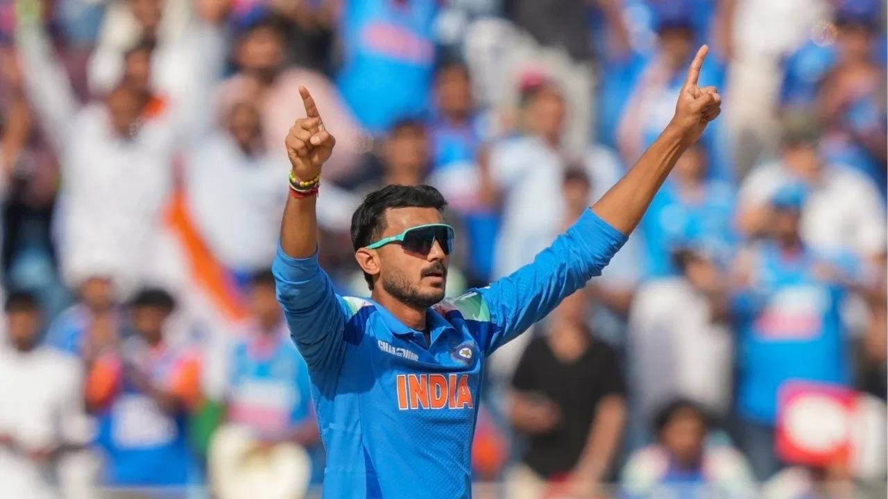 अक्षर पटेल पहिल्या वनडे सामन्यात भारताचा यशस्वी गोलंदाज ठरला आहे. त्याने 9.5 षटकात 62 धावा दिल्या, पण चार विकेट घेतल्या. (PHOTO CREDIT- PTI)