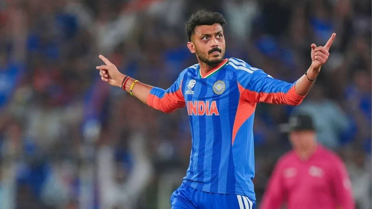 अक्षर पटेलच्या टी20 आंतरराष्ट्रीय क्रिकेट कारकिर्दीला 2015 मध्ये सुरूवात झाली. त्याने 98 टी20 सामन्यात ही कामगिरी केली आहे. या फॉर्मेटमध्ये 9 धावा देत 3 गडी बाद करण्याचा सर्वोत्तम स्पेल टाकला आहे. (PHOTO CREDIT- PTI)