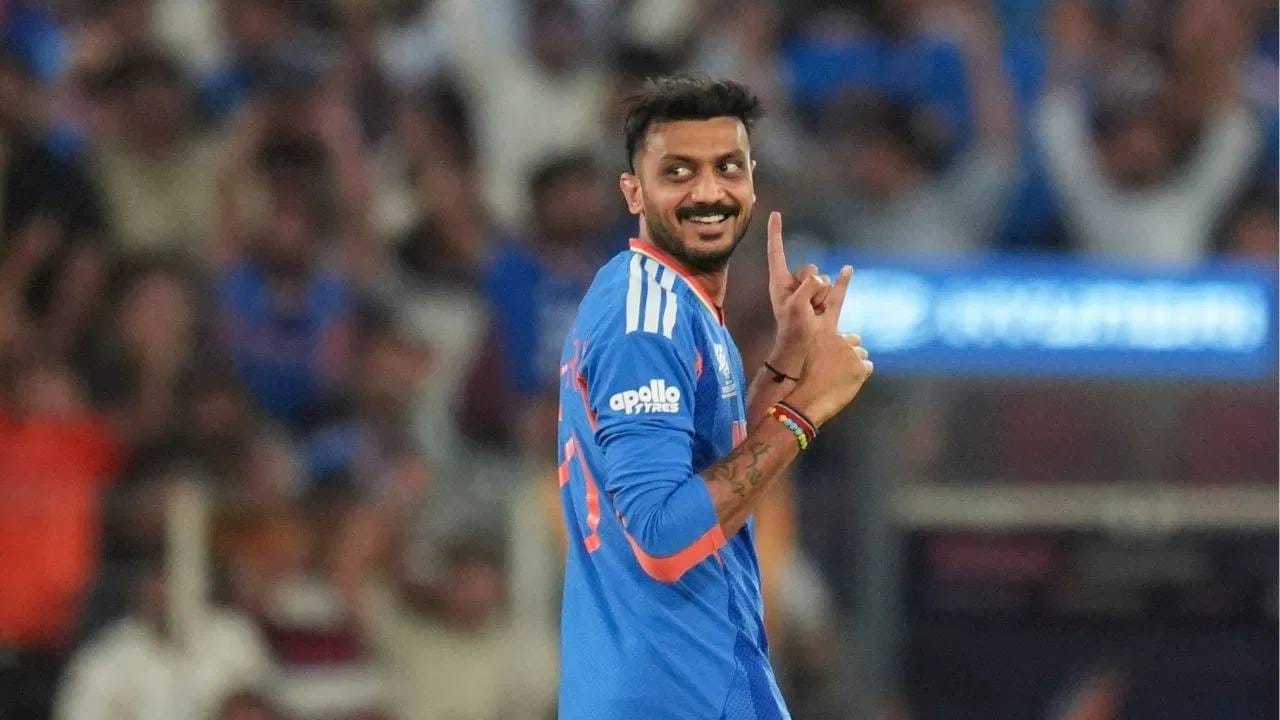 अक्षर पटेलने हॅरी ब्रूकची विकेट काढताच टी20 आंतरराष्ट्रीय क्रिकेटमध्ये 100 विकेट पूर्ण केल्या आहेत. भारताकडून टी20 आंतरराष्ट्रीय क्रिकेटमध्ये 100 विकेट घेणारा पहिला फिरकीपटू ठरला आहे. तर भारतीय गोलंदाजांच्या यादीत चौथा फिरकीपटू असल्याचा मान मिळाला आहे. (PHOTO CREDIT- PTI)