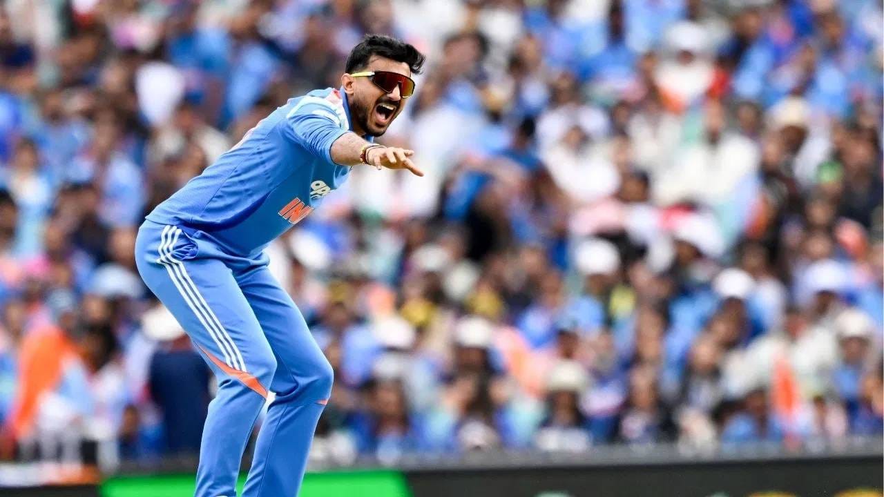 वनडे क्रिकेटच्या इतिहासात 41 ते 50 षटकांमध्ये 4 विकेट घेणारा दुसरा भारतीय फिरकीपटू ठरला आहे. 13 वर्षांपूर्वी हा कारनामा अष्टपैलू रवींद्र जडेजा याने केला होता. त्याने 2013 मध्ये पोर्ट ऑफ स्पेनमध्ये श्रीलंकेला शेवटच्या चार धक्के दिले होते. (PHOTO CREDIT- PTI)