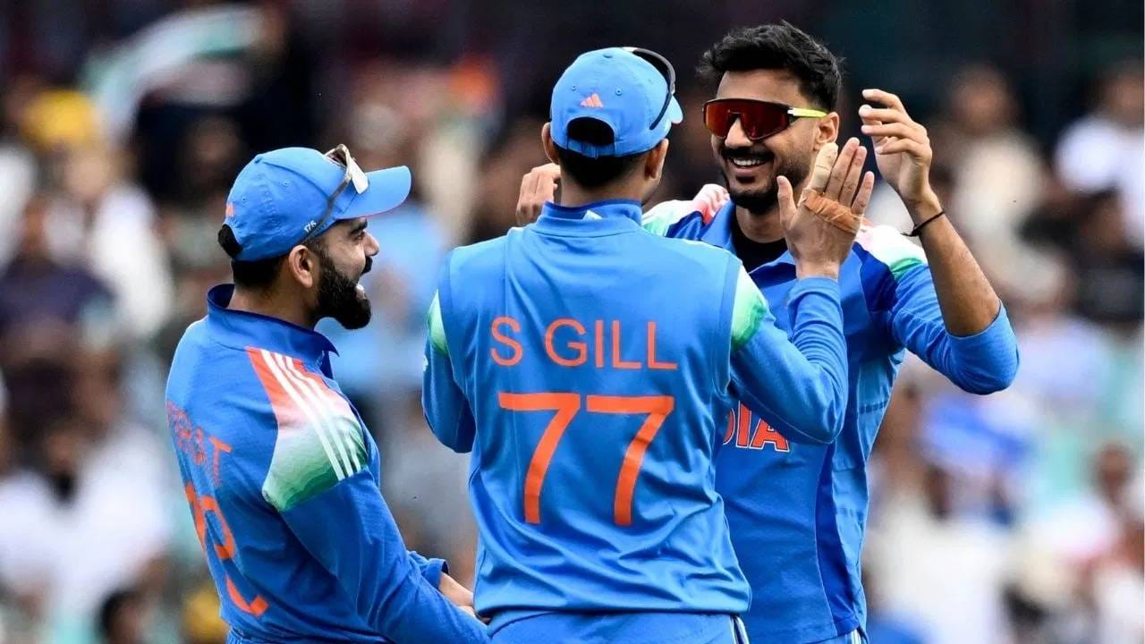 अक्षर पटेलने स्पेलच्या शेवटच्या काही षटकात जबरदस्त गोलंदाजी केली. इंग्लंडचा संघ मोठ्या धावसंख्येच्या दिशेने जात असताना अक्षर पटेलने त्यांना रोखलं. चार फलंदाजांना झटपट बाद केलं. (PHOTO CREDIT- PTI)