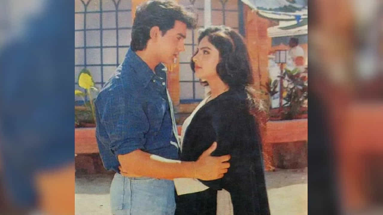 अभिनेत्री आयशा जुल्का यांनी 90 च्या दशकात बॉलिवूडमध्ये वेगळी ओळख निर्माण केली. 28 जुलै 1972 रोजी श्रीनगर येथे जन्मलेल्या आयशाचे वडील भारतीय हवाई दलात विंग कमांडर होते. लहानपणीच त्यांचे कुटुंब मुंबईत स्थायिक झाले आणि तेथूनच त्यांच्या अभिनय कारकिर्दीला सुरुवात झाली.