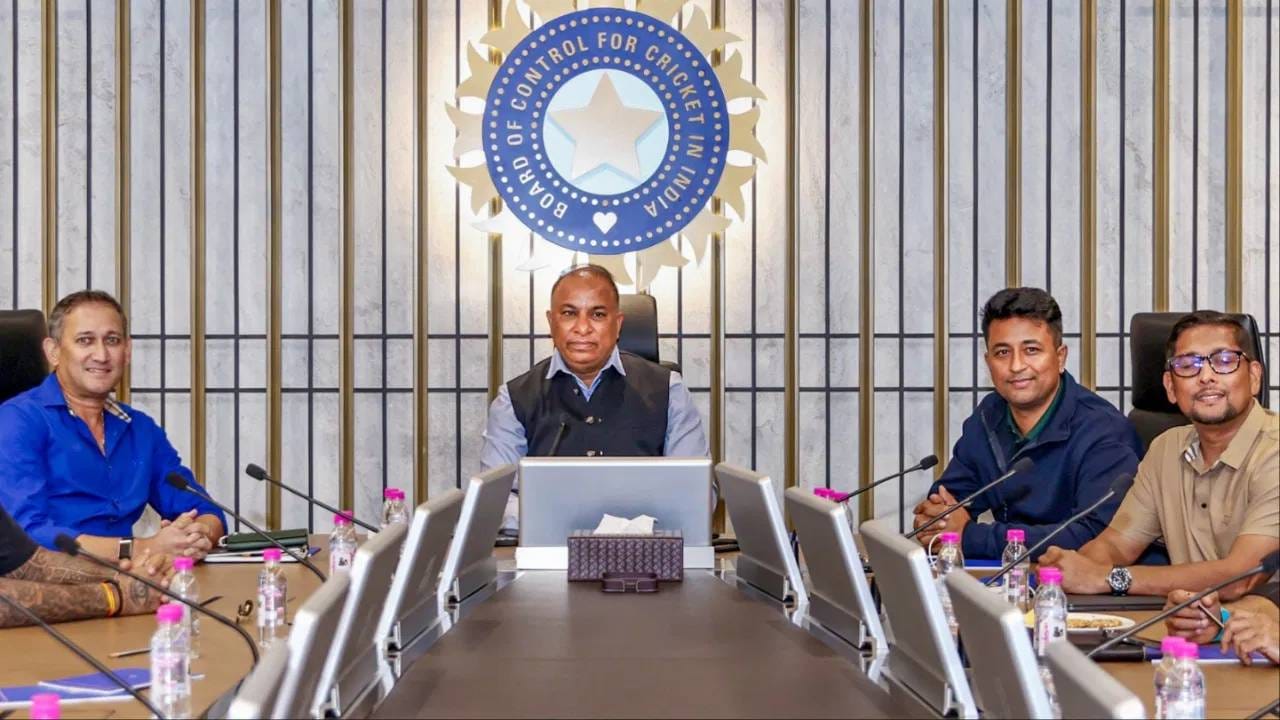 भारतीय संघ दोन सामन्यांच्या कसोटी मालिकेसाठी श्रीलंका दौऱ्यावर जाणार आहे. या दौऱ्यातील पहिला सामना 15 ऑगस्टला असणार आहे. असं असताना या सामन्याच्या निदान 15-20 दिवसाआधीच संघाची घोषणा होणं भाग आहे. असं असताना बीसीसीआयचे सचिव देवजीत सैकिया यांनी याबाबत अपडेट दिले आहेत. टाइम्स ऑफ इंडियाशी बोलताना त्यांनी सांगितलं की, कसोटी मालिकेसाठी संघाची घोषणा 28 जुलैला होऊ शकते. (Photo: PTI)