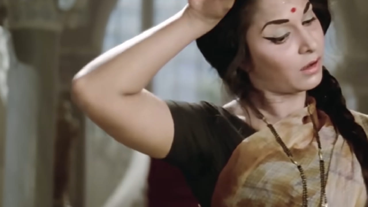 या गाण्यातील शब्द मुलीला तिच्या नव्या आयुष्यासाठी शुभेच्छा देतानाच आई-वडिलांच्या मनातील प्रेम, काळजी आणि विरह व्यक्त करतात. म्हणूनच अनेक दशकांनंतरही या गाण्याची लोकप्रियता कायम आहे. पिढ्या बदलल्या, विवाहसोहळ्यांचा थाट बदलला, आधुनिक गाण्यांचा ट्रेंड आला, तरी विदाईच्या प्रसंगी या गाण्याचे महत्त्व अजिबात कमी झालेले नाही.