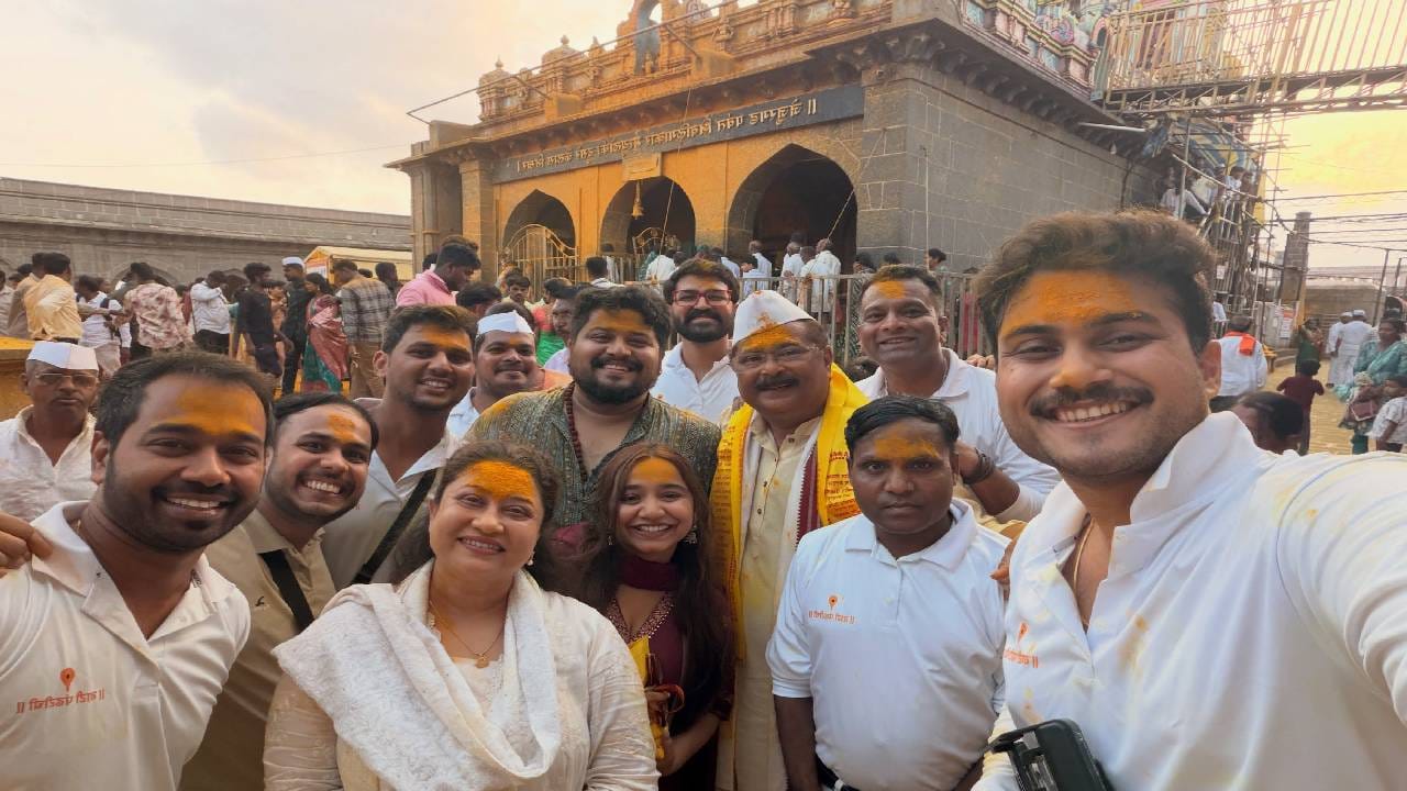 मराठी मनोरंजनसृष्टीतील लोकप्रिय जोडपं म्हणून आदेश आणि सुचित्रा बांदेकर यांची ओळख आहे. त्यांच्या पावलावर पाऊल ठेवत मुलगा सोहमनेही मनोरंजन क्षेत्रात प्रवेश केला. काही महिन्यांपूर्वी सोहमने पूजा बिरारीसोबत लग्नगाठ बांधली असून पूजाही याच क्षेत्राशी संबंधित आहे. त्यामुळे बांदेकर कुटुंबातील चौघेही मनोरंजनविश्वाशी जोडले गेले आहेत. त्यांच्या आयुष्यातील खास क्षण जाणून घेण्यासाठी चाहते नेहमीच उत्सुक असतात. फोटो आणि व्हिडीओच्या माध्यमातून हे कुटुंब सोशल मीडियावर चाहत्यांशी संवाद साधत असते.( All Photos : Social Media/ Instagram)