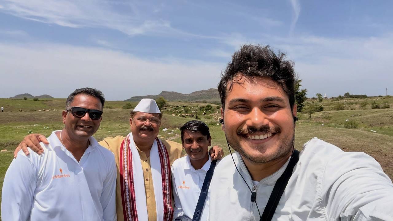 नुकतेच अभिनेत्री सुचित्रा बांदेकर यांनी सहकुटुंब जेजुरी येथील खंडोबाचे दर्शन घेतले. या आध्यात्मिक भेटीचे काही खास फोटो त्यांनी सोशल मीडियावर शेअर केले असून, त्यामध्ये त्यांचा पारंपरिक आणि साधा अंदाज पाहायला मिळत आहे. हे फोटो सोशल मीडियावर मोठ्या प्रमाणात व्हायरल झाले असून चाहत्यांकडून त्यावर लाइक्स आणि कमेंट्सचा वर्षाव होत आहे.