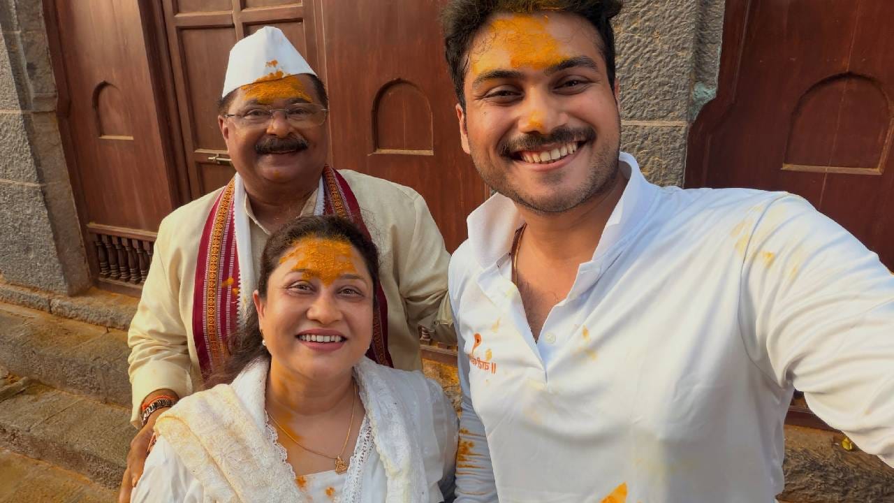 “येळकोट येळकोट जय मल्हार…” अशी खास कॅप्शन देत आदेश बांदेकर यांनी जेजुरीतील काही सुंदर क्षण चाहत्यांसोबत शेअर केले. या फोटोंमध्ये आदेश बांदेकर यांच्यासोबत पत्नी सुचित्रा आणि मुलगा सोहमही दिसत आहेत. यावेळी सुचित्रा बांदेकर यांचा पांढऱ्या शुभ्र पारंपरिक पोशाखातील साधा लूक विशेष लक्षवेधी ठरला. त्यांच्या या सुंदर अंदाजाचे चाहत्यांनी भरभरून कौतुक केले.