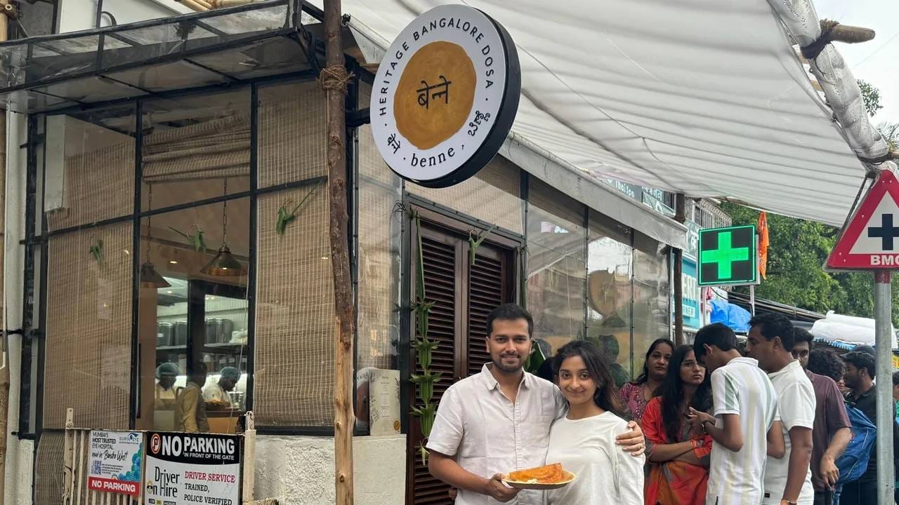 दीपिका ही मूळची दक्षिण भारतातली असल्याने तिला डोसा, इटली यांसारखे पदार्थ खूप आवडतात. म्हणूनच मुंबईतील 'बेन्ने' हे तिचं आवडतं रेस्टॉरंट बनलं आहे. याआधी रणवीर आणि दीपिकाला वरळी इथल्या 'मासळी' या हॉटेलमध्येही जेवताना पाहिलं आहे. 
