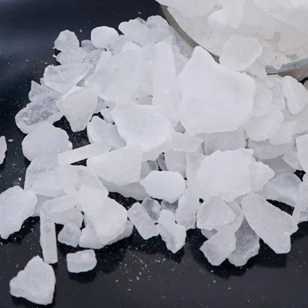 घरातील माशा दूर करण्यासाठी कापूर हा सर्वोत्तम उपाय आहे. भीमसेनी कापराचा एक छोटासा तुकडा जाळावा. त्या कापराचा धूर संपूर्ण घरात पसरवा. कापराच्या धुराने आणि वासाने माशा लगेच दूर होतील. दिवसातून तीन ते चार वेळा असं केल्यास माशांचा त्रास होणार नाही.