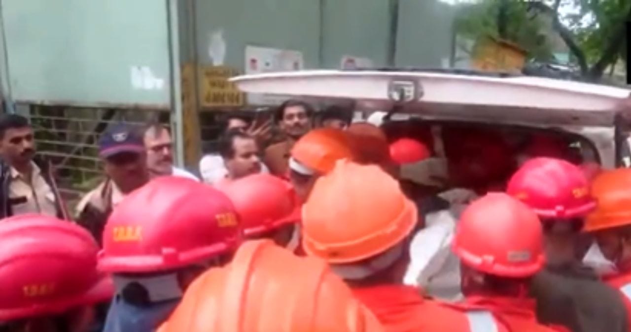 इमारतीच्या ढिगाऱ्याखाली आणखी काही जण असल्याची माहिती मिळत आहे. चार मृतदेह ढिगाऱ्यातून बाहेर काढल्यानंतर पुन्हा शोध मोहीम सुरू करण्यात आली आहे.  