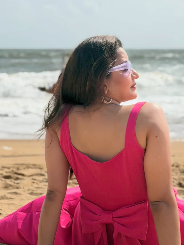गुलाबी ड्रेसमध्ये मोनालिसाचा हॉट अंदाज, फोटोंनी वेधलं लक्ष