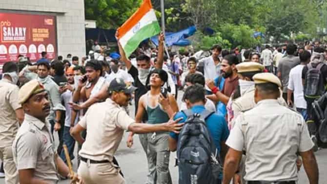 आपल्या नेत्यांनाही प्रश्न विचारा, फक्त मान खाली ठेवून..., CJP च्या आंदोलनावर प्रसिद्ध गायिकेचं रोखठोक मत