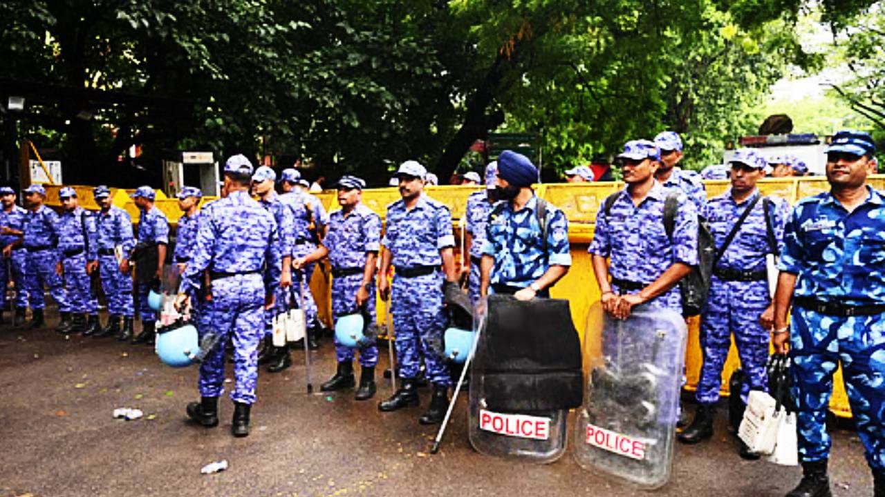 CJP Protest: दिल्लीत आंदोलनांचं सत्र, बंगालमधून CRPF च्या 20 तुकड्या दाखल, काय मोठी घडामोड? CJP Protest: दिल्लीत आंदोलनांचं सत्र, बंगालमधून CRPF च्या 20 तुकड्या दाखल, काय मोठी घडामोड?