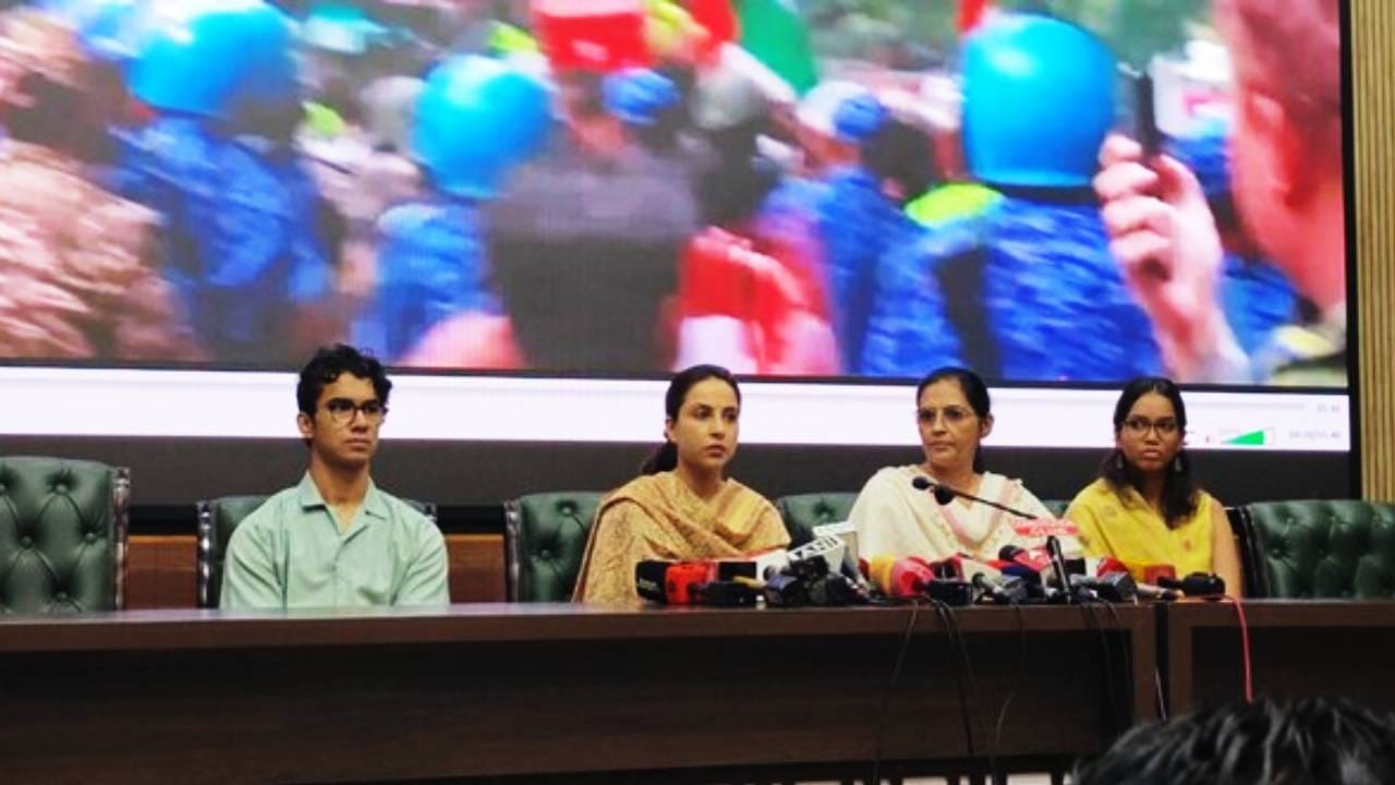 त्यांची खाकी वर्दी रक्ताने माखलेली... CJP आंदोलनादरम्यान जखमी पोलिसांच्या कुटुंबियांनी सांगितली अंगावर काटा आणणारी आपबिती त्यांची खाकी वर्दी रक्ताने माखलेली... CJP आंदोलनादरम्यान जखमी पोलिसांच्या कुटुंबियांनी सांगितली अंगावर काटा आणणारी आपबिती
