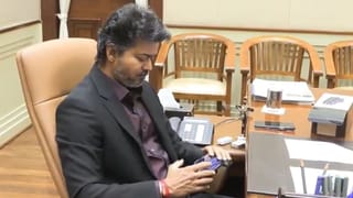 दिल तो बच्चा हैं जी… CM विजय सर्वांसमोर खेळत बसले टॉय कार, सोशल मीडियावर VIDEO व्हायरल