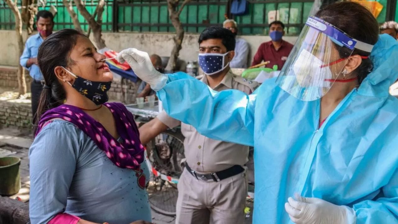 आता यामध्येच कोरोनाबद्दल अत्यंत धक्कादायक माहिती पुढे येत आहे. परत एकदा ताण वाढलाय. भारतात पुन्हा एकदा कोरोनाचा धोका वाढत आहे. आंध्र प्रदेशात 10 नवीन कोरोना रुग्ण आढळले आहेत.