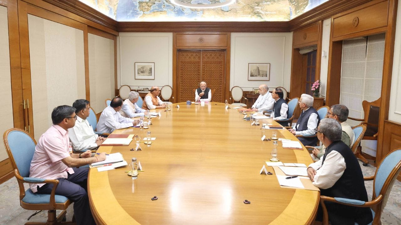 1 वाजता दिल्लीत कॅबिनेटची बैठक, घडामोडींना वेग, केंद्रीय मंत्रिमंडळ विस्ताराबद्दल घोषणा होणार? एक तासात.. 1 वाजता दिल्लीत कॅबिनेटची बैठक, घडामोडींना वेग, केंद्रीय मंत्रिमंडळ विस्ताराबद्दल घोषणा होणार? एक तासात..