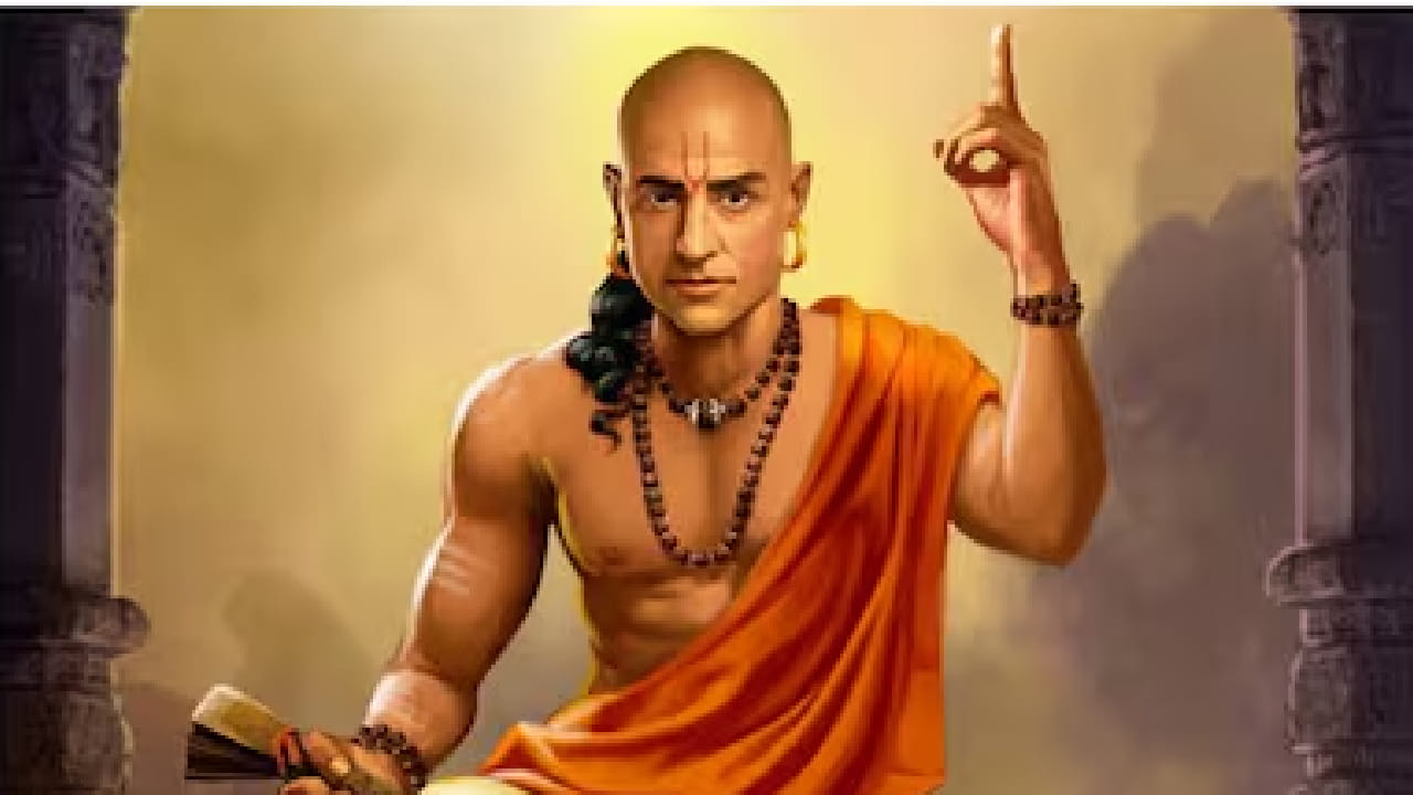 चाणक्य यांच्या मते मूर्ख व्यक्तीला कितीही समजावले किंवा मदत केली तरी त्याचा फारसा उपयोग होत नाही. अशी व्यक्ती सत्य स्वीकारण्यास तयार नसते आणि स्वतःच्या अज्ञानातच आनंद मानते.
