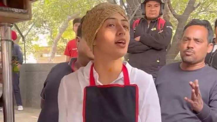 सोशल मीडियावर कधी कोण व्हायरल होईल आणि एका रात्रीत स्टार बनेल हे सांगता येत नाही. अशीक एक वडा पाव गर्ल चंद्रिका दीक्षित चांगलीच व्हायरल झाली आहे. त्यानंतर तिला बिग बॉस ओटीटीमध्ये जाण्याची संधी मिळाली आणि चंद्रिकाचे नशीब पलटलं. पण गेल्या काही दिवसांपासून चंद्रिका ट्रोलर्सच्या निशाण्यावर आहे. तिने केलेल्या वक्तव्याने नेटकऱ्यांनी चांगलेच सुनावले आहे.