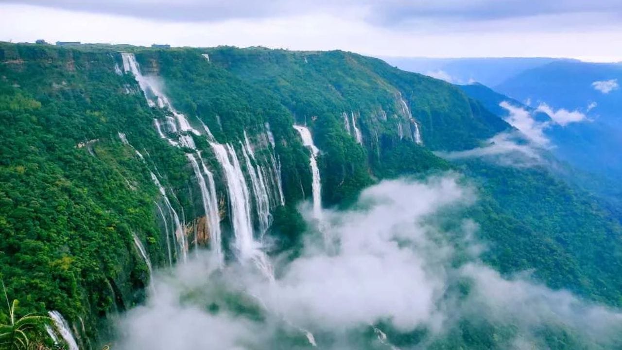मेघालयातील cherrapunji येथे देशातील सर्वाधिक पाऊस होतो. तेथील हिरवाई देखील प्रसिद्ध आहे.