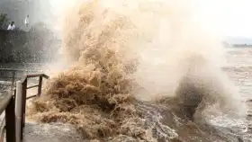 145 किमी वेग असणाऱ्या चक्रि‍वादळाचा कहर, निसर्ग कोपल्याने लोक संकटात