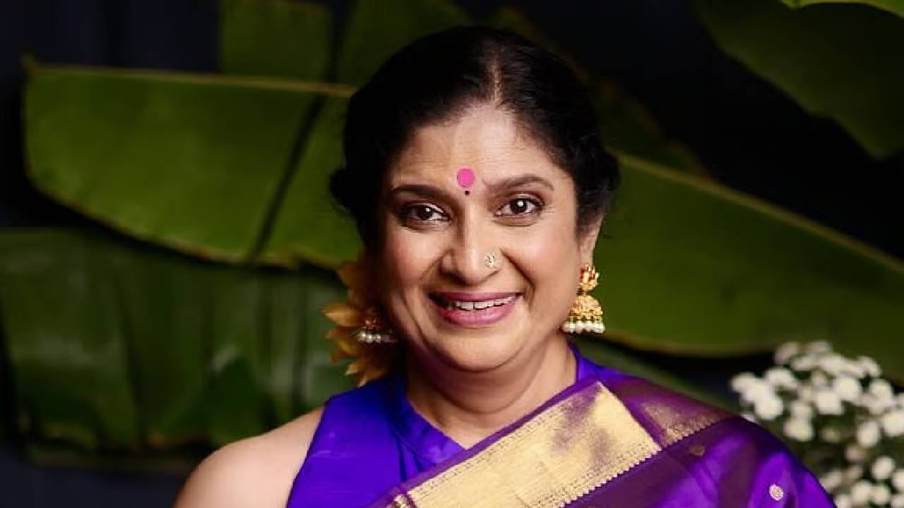 "कंगना रनौत अत्यंत अभ्यासू आहे... अभ्यास केल्याशिवाय त्या कधीच काही बोलत नाहीत, त्यांनी वादग्रस्त वक्तव्य केले, या वाक्यालाच काहीच अर्थ नाही... त्या जेव्हा वक्तव्य करतात, ती वादग्रस्तच असतात किंवा वाद व्हावा म्हणूनच त्या बहुदा बोलतात... त्यामुळे छान आहे, त्यांनी जे म्हटलंय ते अगदी योग्यच असणार... कारण त्या त्यावेळेस संसदेच्या खिडकीतून बघत असणार की, कोण आलेत समोर...?" असे चिन्मयी सुमित म्हणाल्या.